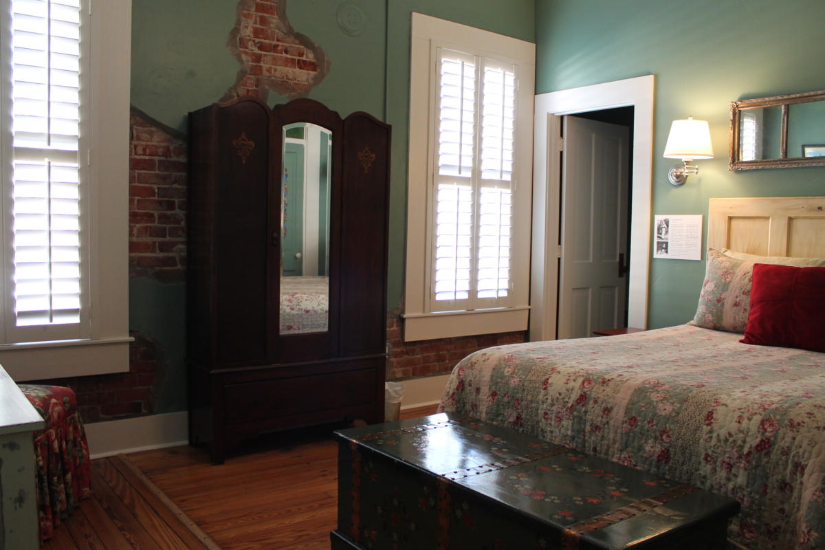NICE INN レトロサイン 約60cm x 60cm Norse - Screen Door Inn in Clifton, TX